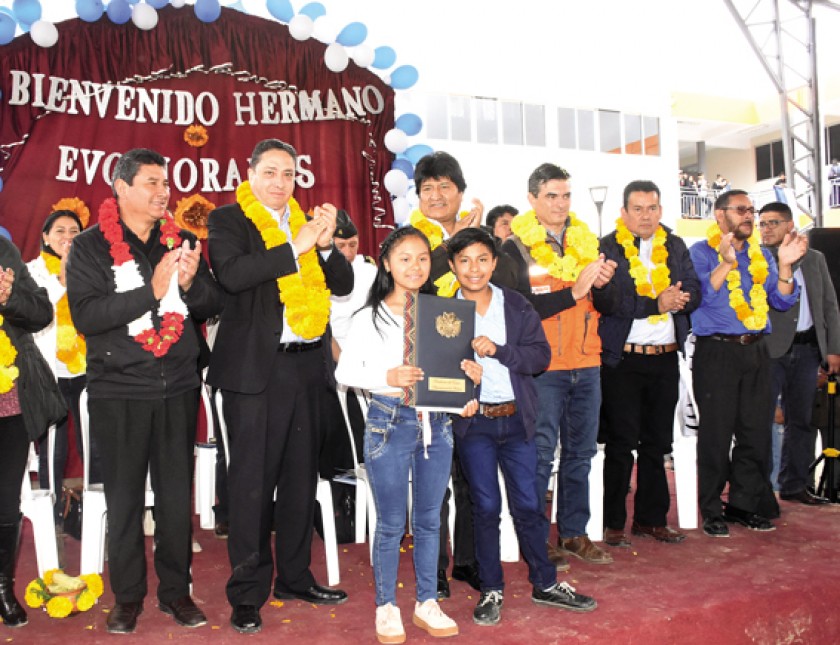 NORMA. El presidente Evo Morales promulgó la Ley de Abreviación Procesal en un acto de entrega de una unidad escolar