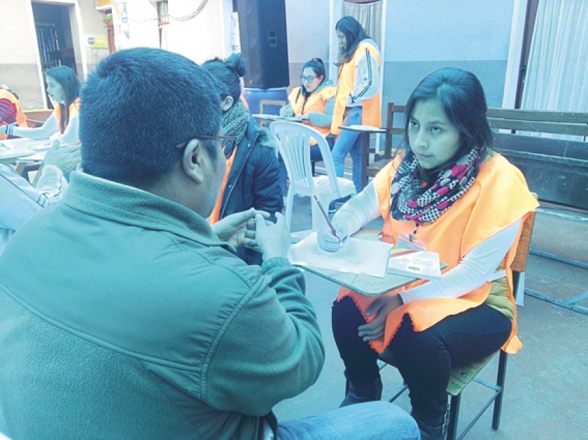 TAREA. Estudiantes de la Universidad San Francisco Xavier fueron capacitados para realizar las encuestas a los privados