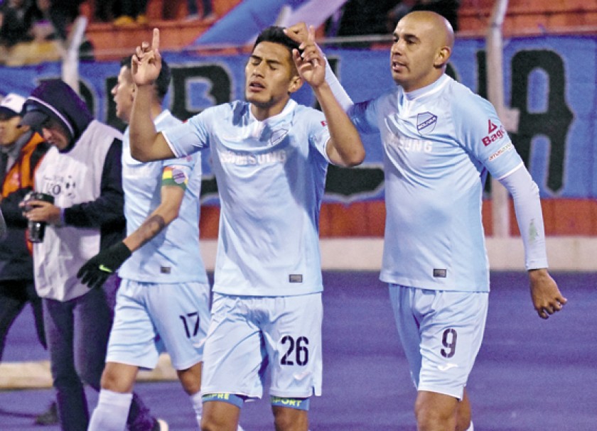 Erwin Saavedra alza los brazos tras convertir el gol de la victoria para la Academia paceña en la Villa Imperial