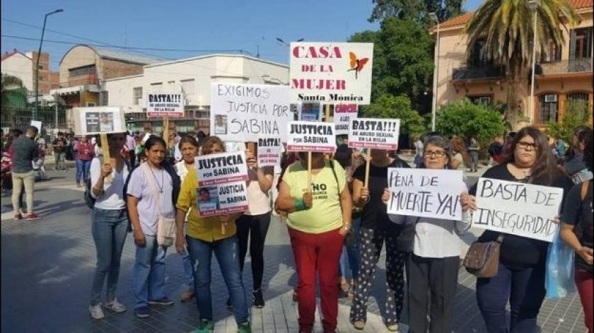 Decenas de personas se movilizaron en La Rioja, Argentina, por el feminicidio de Sabina. FOTO: El Deber