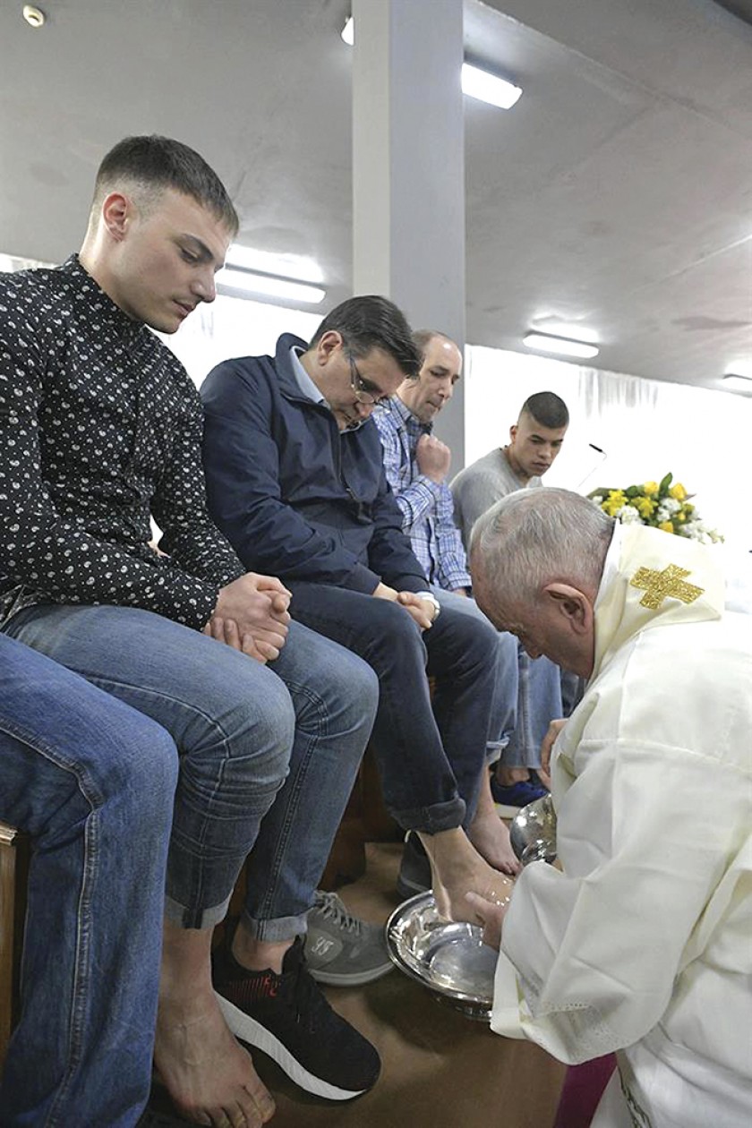 TRADICIÓN. El papa Francisco lava los pies a los reclusos durante su visita a la prisión de Velletri.