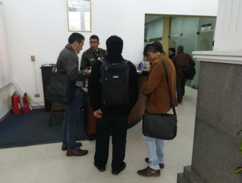 Los dirigentes de la COB al ingreso del Ministerio de Justicia donde se instalaron las primeras mesas. FOTO: El Deber
