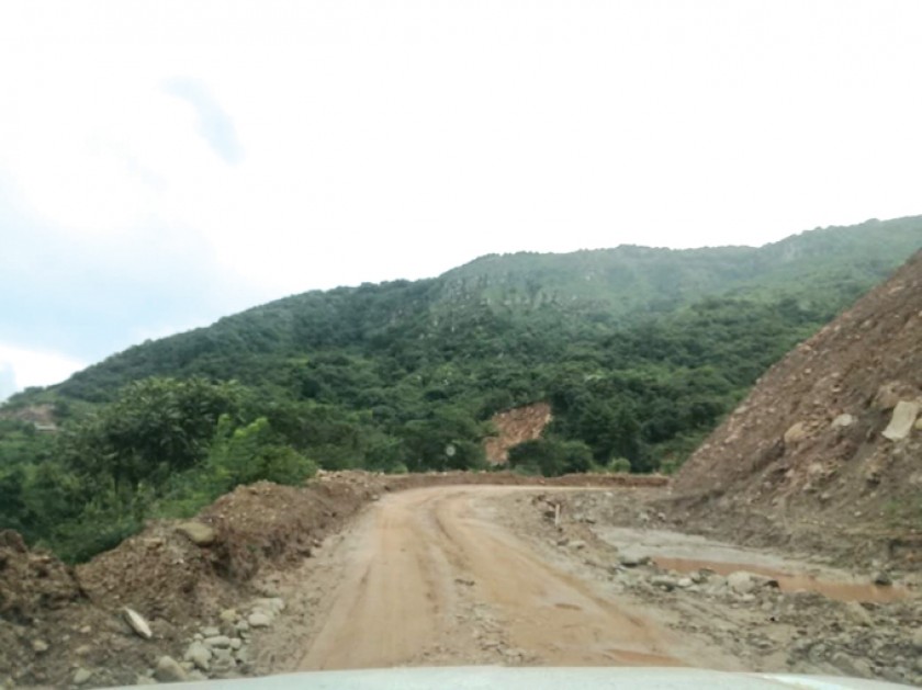 INSPECCIÓN. Según el diputado Horacio Poppe, la empresa Synohidro no hace el mantenimiento de la ruta en construcción.
