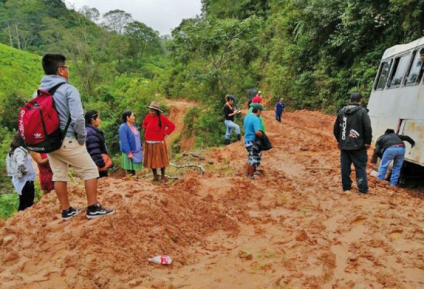 Viajeros que se quedaron varados en la zona del Chaco chuquisaqueño durante el fin de semana. FOTO: Gentileza
