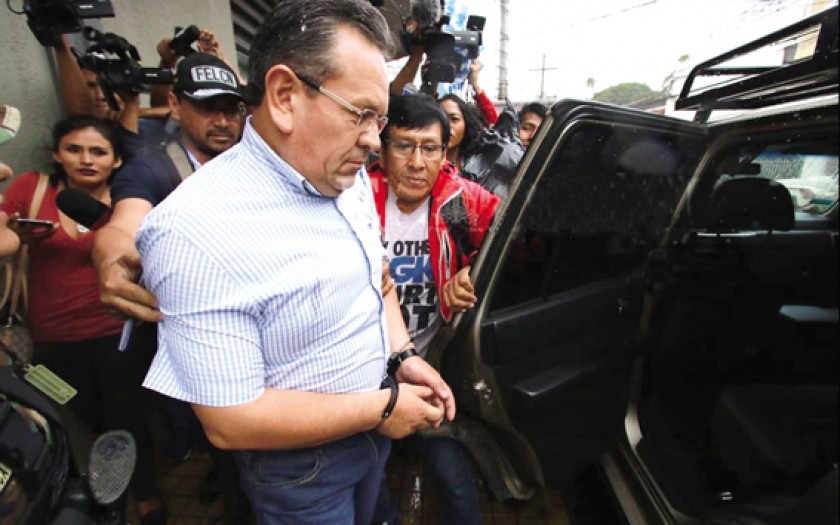 PROCESADOS. El coronel Gonzalo Medina fue aprehendido, enmanillado y espera su audiencia cautelar en la FELCN.