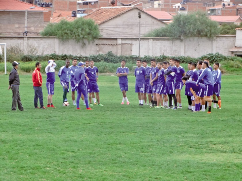 El Decano entrenó ayer en el estadio Sucre, donde el cuerpo técnico fue delineando el posible onceno para el partido