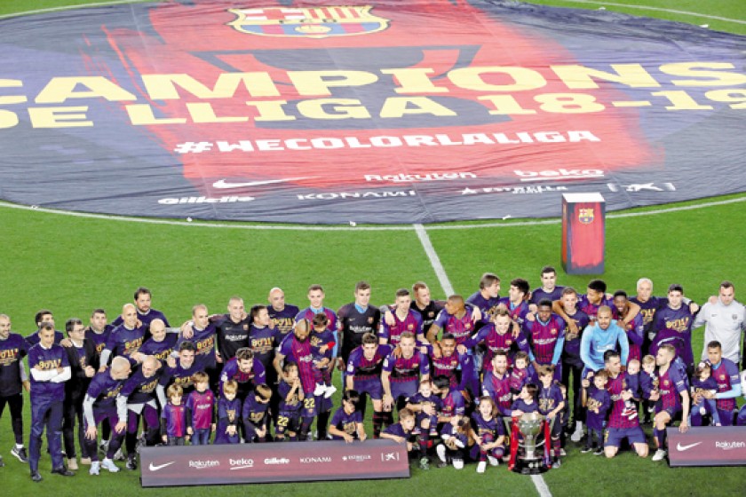 La plantilla del Barcelona posa con el trofeo de campeón después de vencer ayer al Levante, en el estadio Camp Nou.