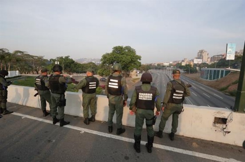 Militares y miembros de la Guardia Nacional en la base de La Carlota, acompañando a Juan Guaidó. FOTO: EFE