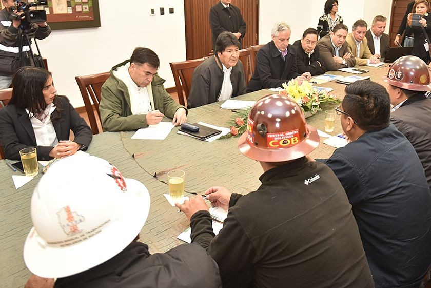 El presidente Evo Morales, autoridades del Ejecutivo y dirigentes de la COB debaten incremento salarial. FOTO: ABI