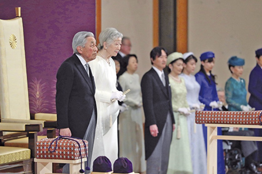 DESPEDIDA. El emperador Akihito (izq) de Japón, acompañado por la emperatriz Michiko, participa en la ceremonia de abdic