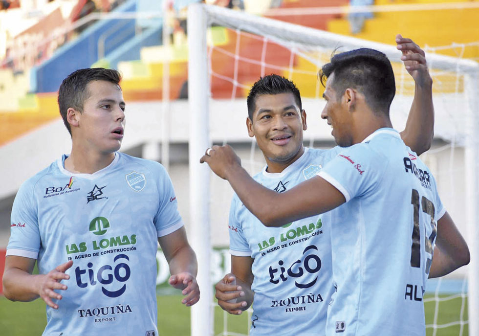 Los jugadores celestes celebran uno de los goles de la victoria. 