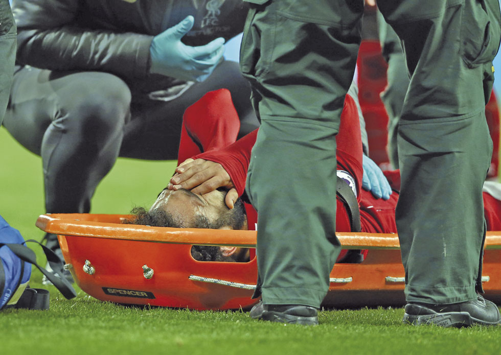 El delantero del Liverpool Divock Origi (c) se eleva para marcar el 3-2 definitivo; abajo, Salah siendo asistido.