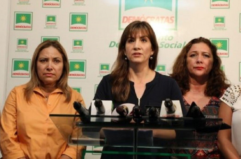 La esposa del alcalde cochabambino, Ingrid Lazaneo, ofreció una conferencia de prensa en Santa Cruz.