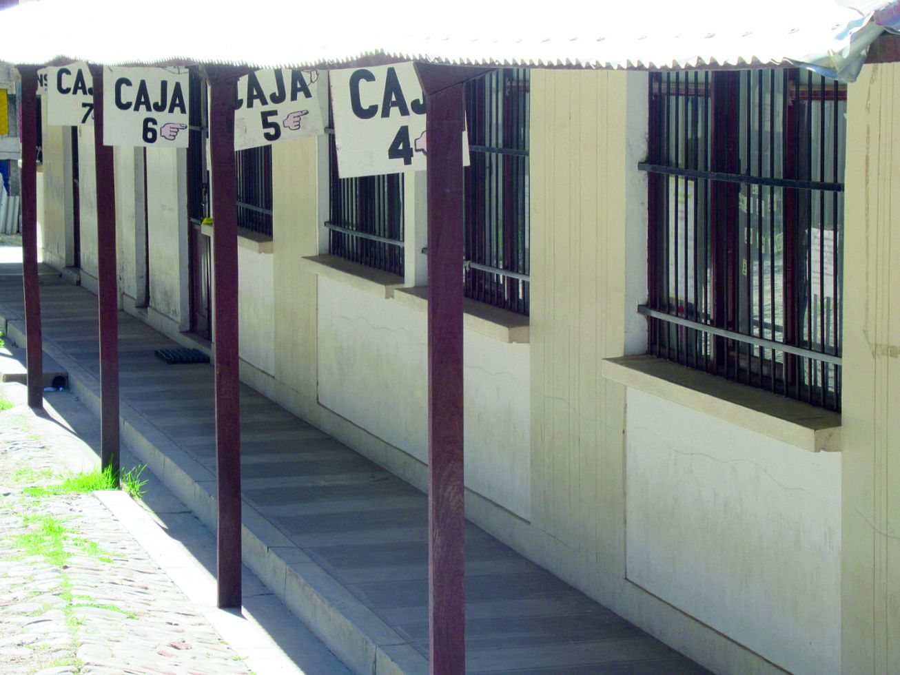 OFICINAS. Ambientes en exRefisur, ayer cerradas por el paro del sector administrativo.