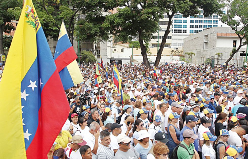 MOVILIZACIÓN. Asistentes a las marchas de protestas convocadas ayer por el Jefe del Parlamento de Venezuela.