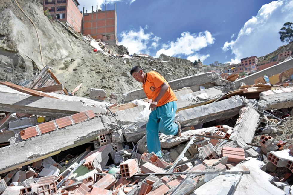 ESCOMBROS. Un adolescente salta sobre los escombros del deslizamiento del 30 de abril.
