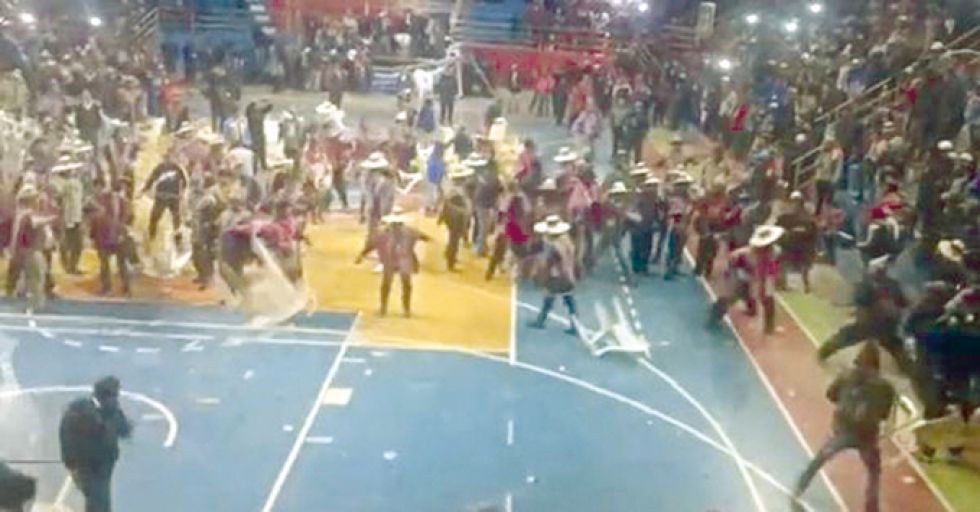 LLALLAGUA. Una imagen de los enfrentamientos ocurridos el sábado en un congreso del MAS.