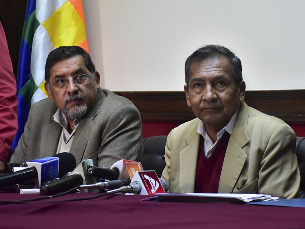 La conferencia de prensa del ministro de Trabajo, Milton Gómez (der.) y del viceministro de Trabajo, Héctor Hinojosa.