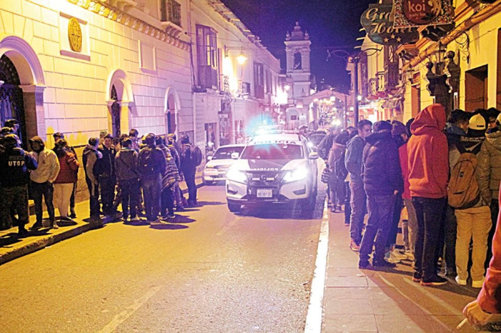 resguardo. Efectivos policiales custodiaron el ingreso al centro general de cómputo.