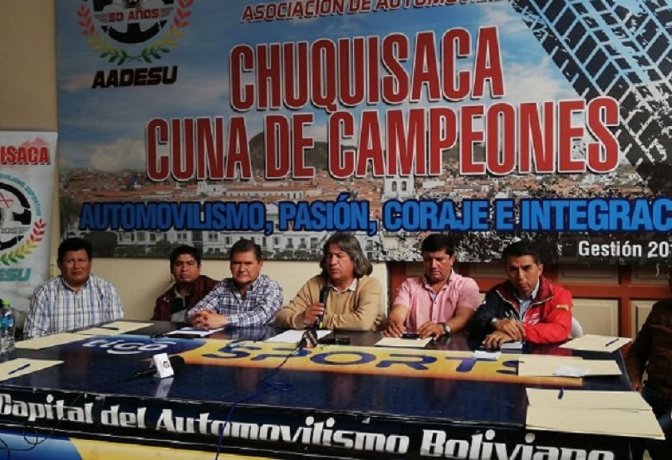 La conferencia de prensa de directivos del automovilismo y autoridades locales.