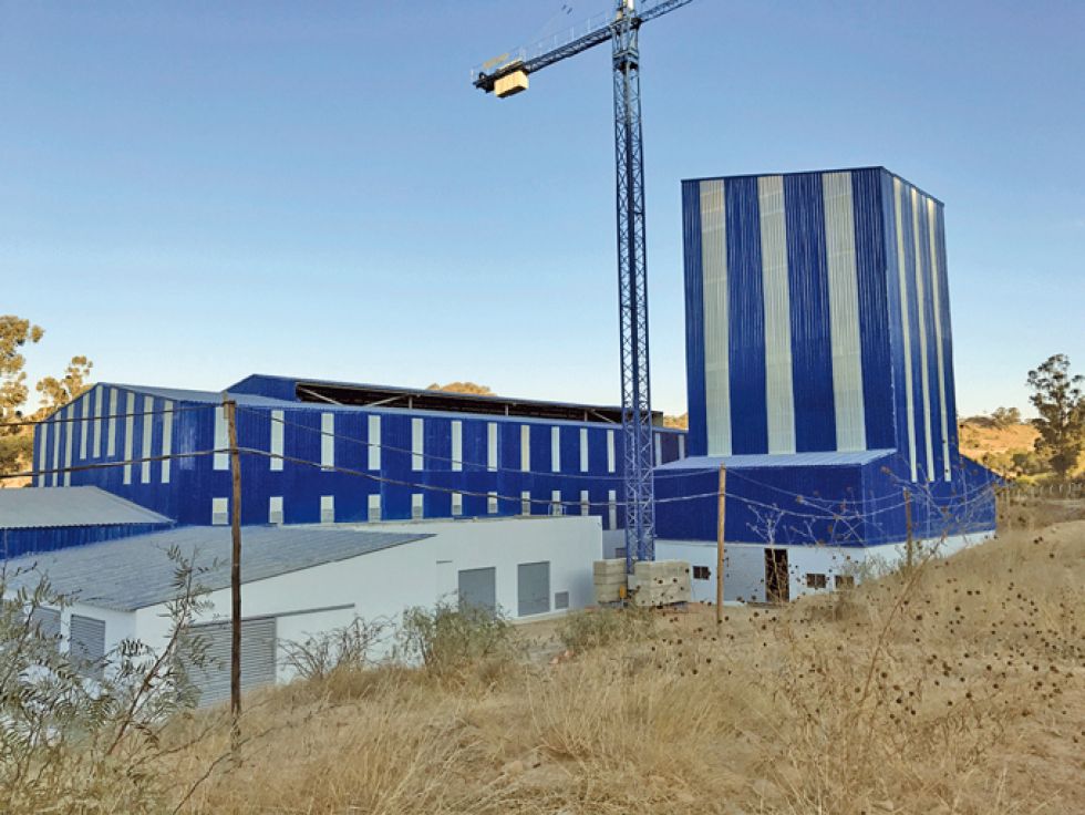FÁBRICA. El chorreo de vidrio en la fábrica emplazada en el municipio chuquisaqueño de Zudáñez.