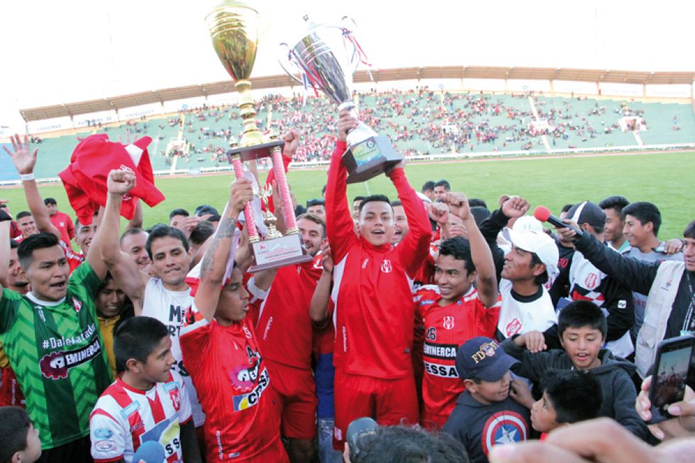 Juan Godoy celebra el cuarto tanto; los jugadores reciben la copa y dan la vuelta olímpica.