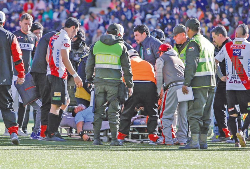 El árbitro cochabambino fue auxiliado tras desvanecerse en pleno partido, pero después sufrió un segundo paro cardiaco y falleció.