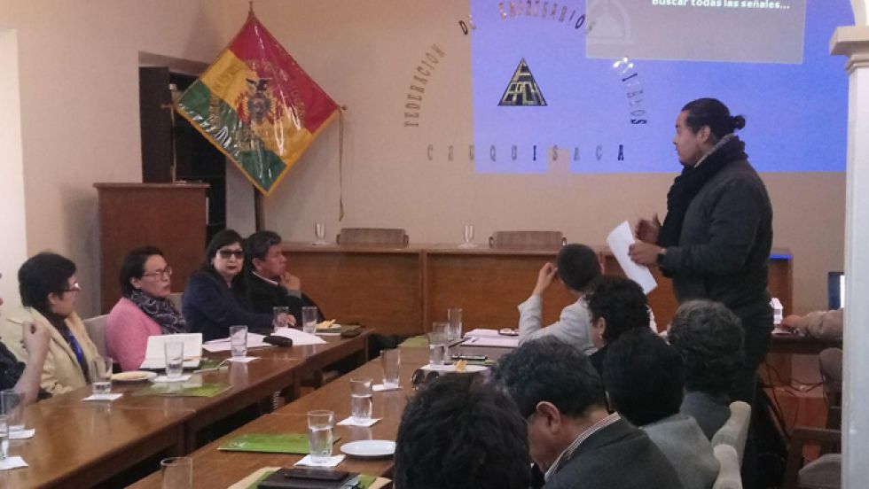 REUNIÓN. Empresarios, el alcalde Iván Arciénega y funcionarios del Municipio se reunieron ayer.