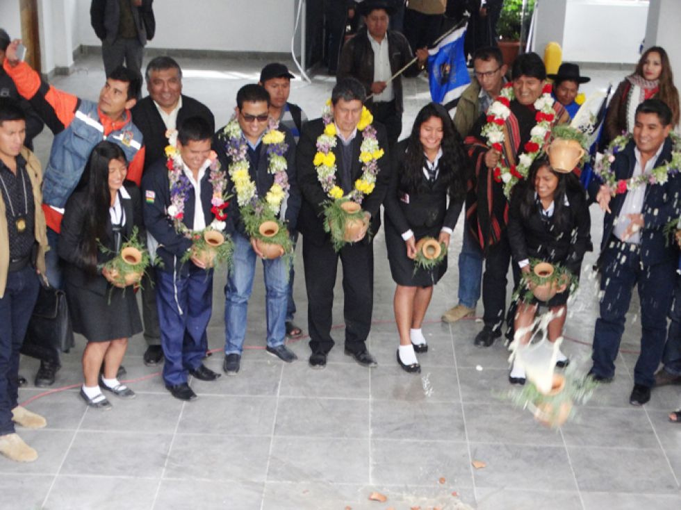 ENTREGA. El acto se celebró en el frontis del colegio Aniceto Arce, en la zona de El Tejar.