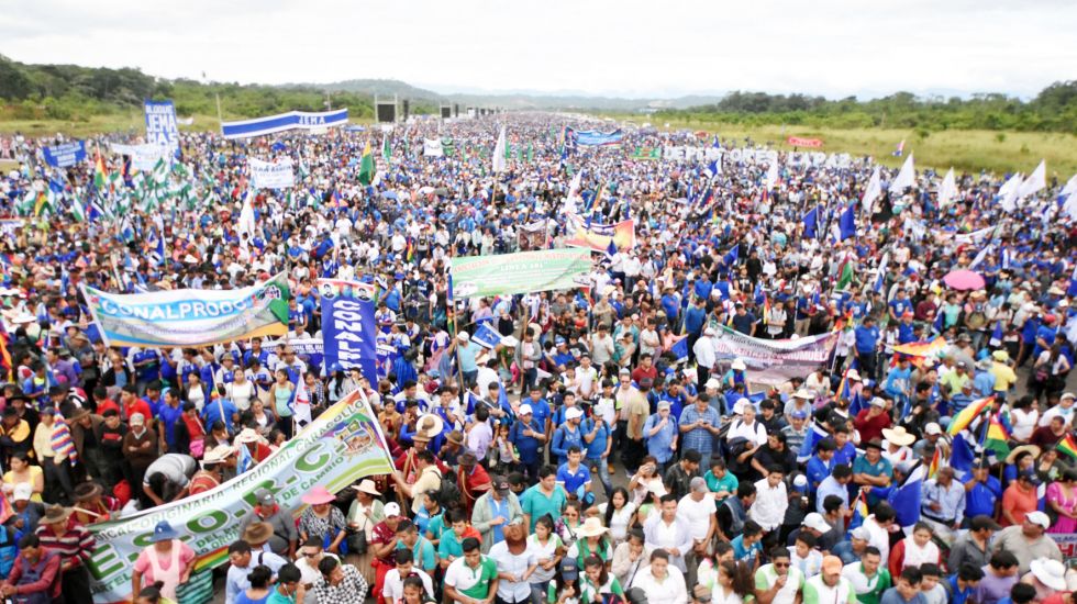 CAMPAÑA. La multitudinaria concentración del oficialismo en Chimoré, el pasado sábado.