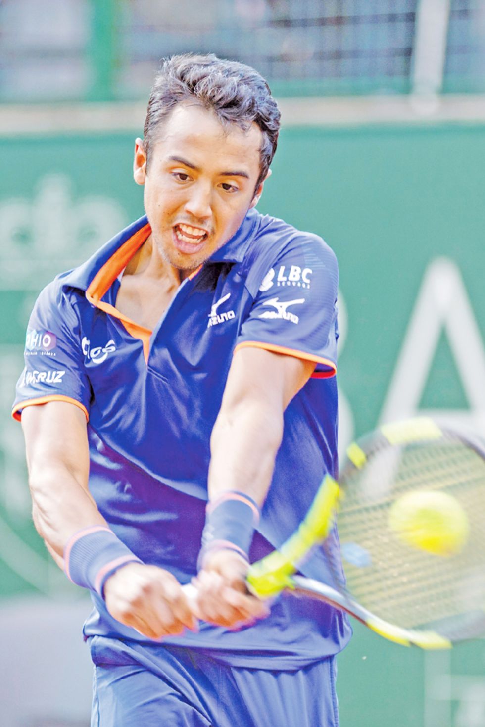 El tenista beniano devuelve la pelota en el partido jugado ayer, frente al alemán Alexander Zverev.