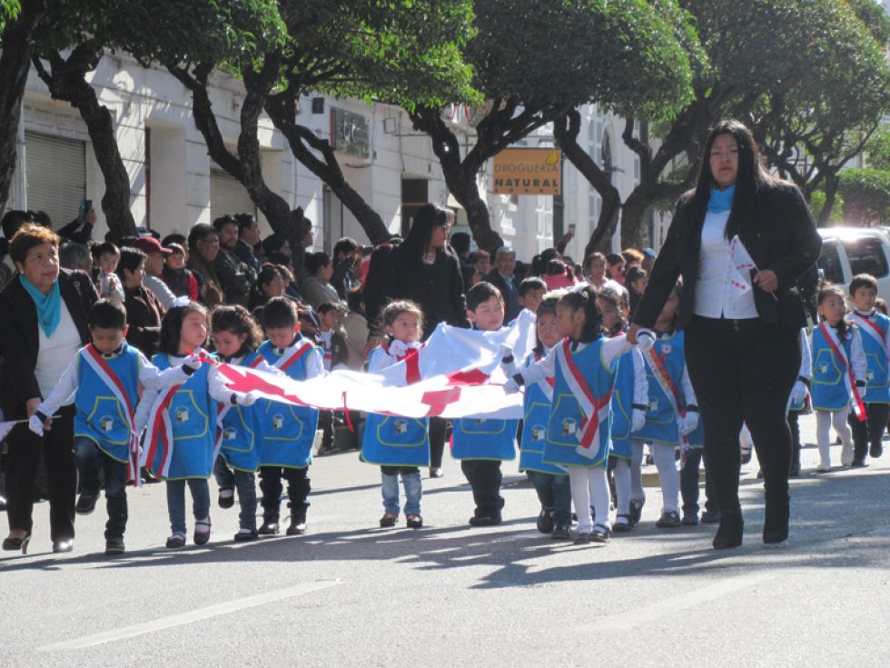 DESFILE. Los niños de nivel inicial demostraron su civismo con alegorías y representación de los héroes de la gesta libertaria.