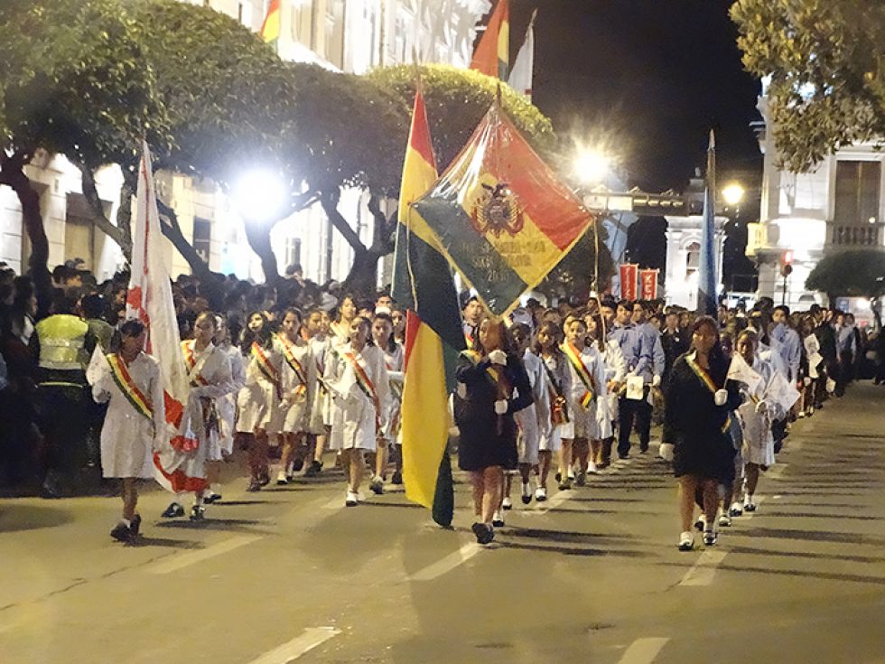 HONORES. El homenaje a la Campana de la Libertad en el templo de San Francisco y el desfile nocturno en la Plaza 25 de Mayo.