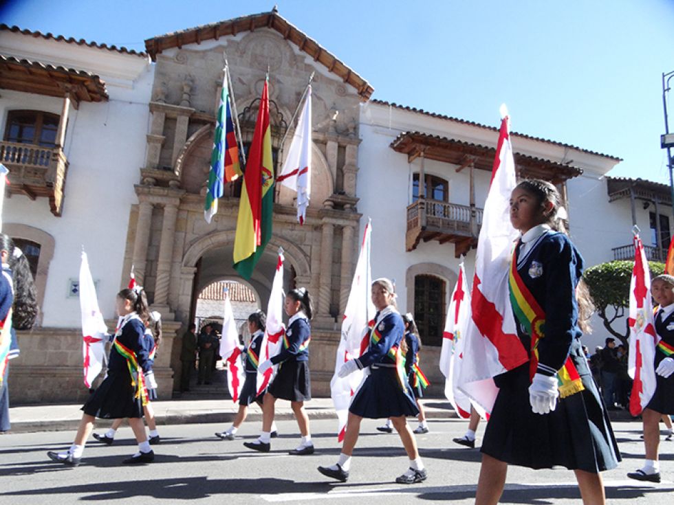 FERVOR. La Casa de la Libertad y la Plaza 25 de Mayo se engalanaron con el desfile de niños y jóvenes.