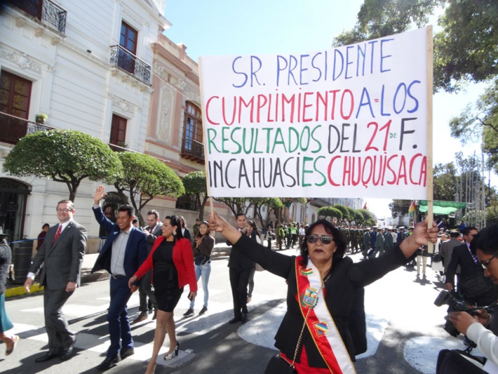 DESFILE. La asambleísta Hilda Saavedra en protesta y a la izquierda, el opositor Oscar Ortiz.