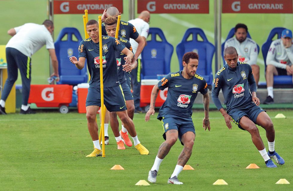 El astro brasileño Neymar, durante su primera práctica en el centro de entrenamiento la Granja Comary.