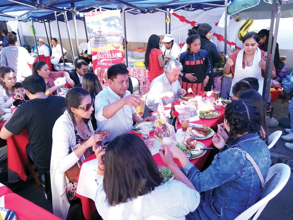 ACTIVIDADES. La calle Nicolás Ortiz se vio abarrotada con la degustación de platos típicos y de un viaje imaginario por los atractivos turísticos.