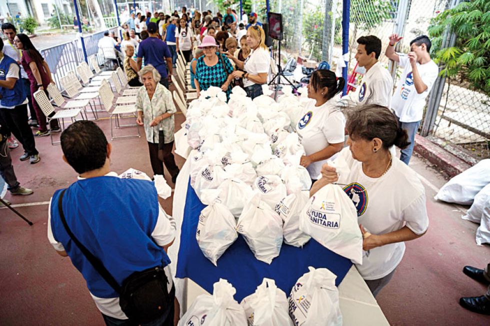 SOLIDARIDAD. La oposición venezolana entregó ayer ayuda con kits de higiene a más de 500 familias en Caracas.