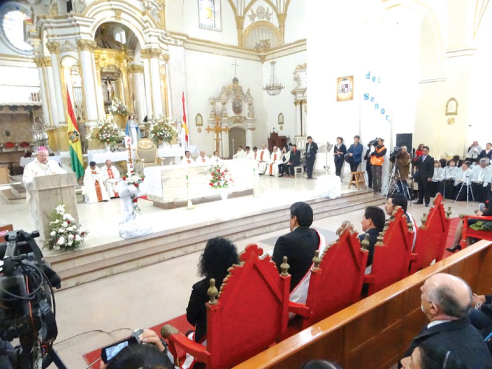 FE. La celebración de la misa en la Catedral de Sucre en homenaje al 25 de Mayo.