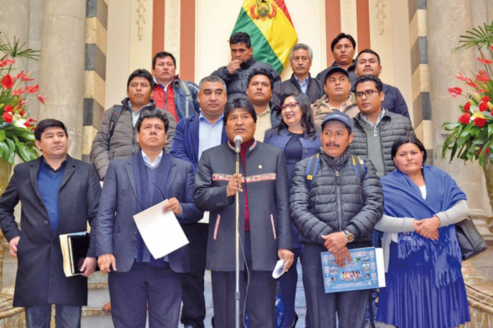 ACUERDO. La delegación de Chuquisaca que firmó un acuerdo con el presidente Evo Morales para desarrollar el sector de hidrocarburos, en julio de 2018.