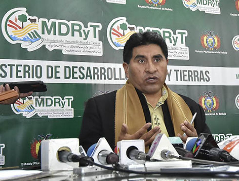 INFORME. El ministro de Desarrollo Rural y Tierras, Cesar Cocarico, en conferencia de prensa.