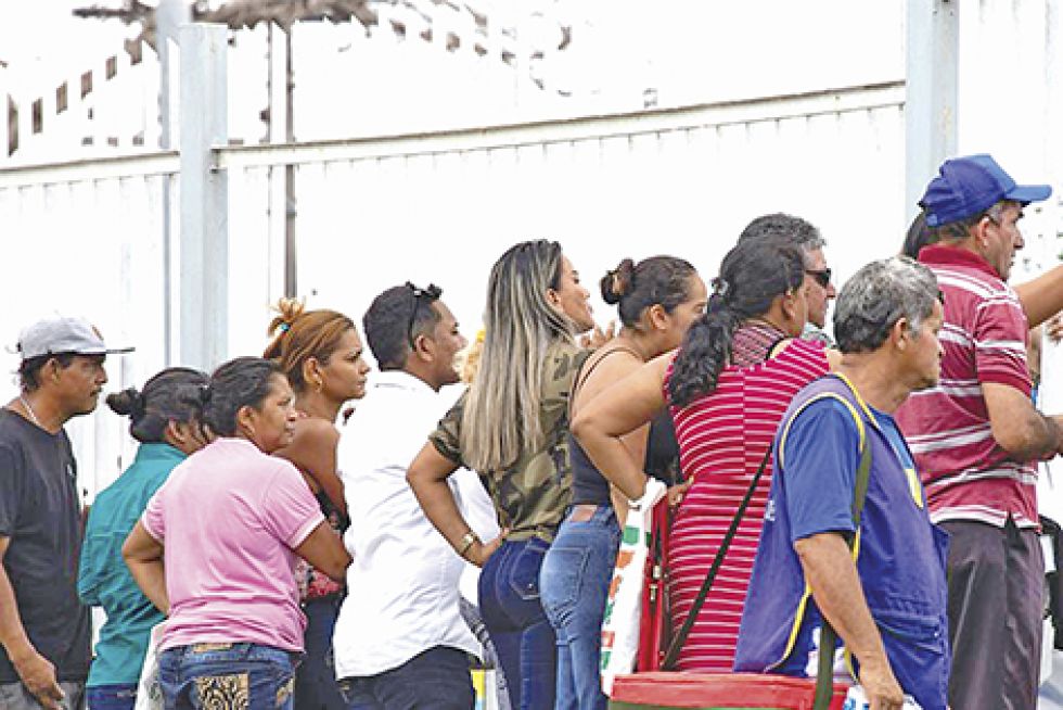 MATANZA. Familiares esperan recibir información en el exterior del instituto forense de Manaus.