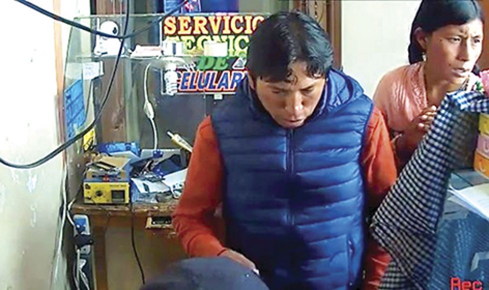 ATENCIÓN. Estas dos personas fueron vistas con una niña que, tras recibir indicaciones, robó un teléfono celular de un taller de reparaciones.