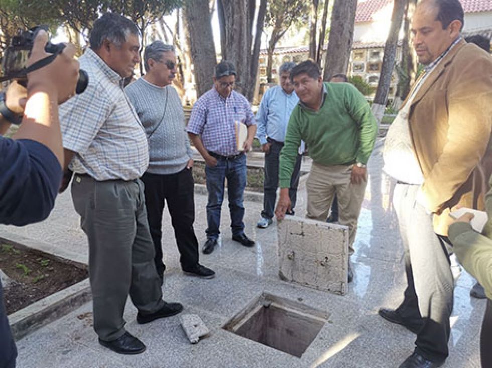 LOSAS. Autoridades, Control Social y empresa adjudicataria en el Cementerio General de Sucre.