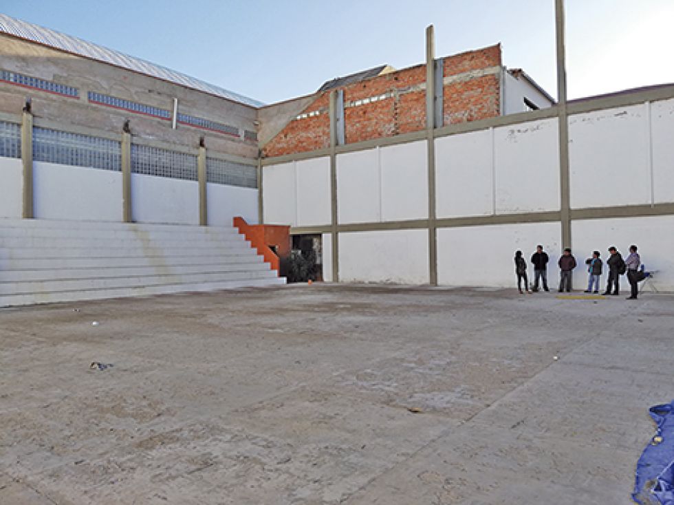El Coliseo Max Toledo se encuentra sin cubierta desde el año pasado; al lado, algunos de los ambientes de la Villa Bolivariana que fueron inspeccionados ayer.