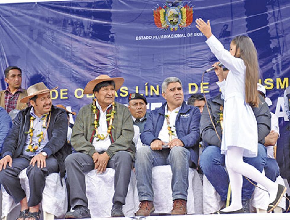 RECITACIÓN. La niña se arrodilló y no pudo evitar las lágrimas al recitar y pedir una escuela.