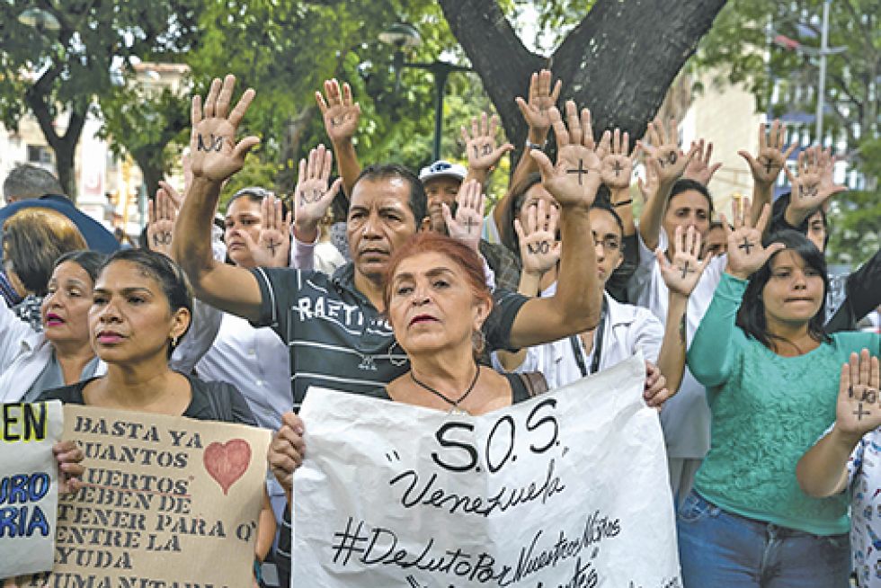 CRISIS. Un grupo de personas participa en una manifestación por falta de trasplantes y tratamientos médicos en Caracas.