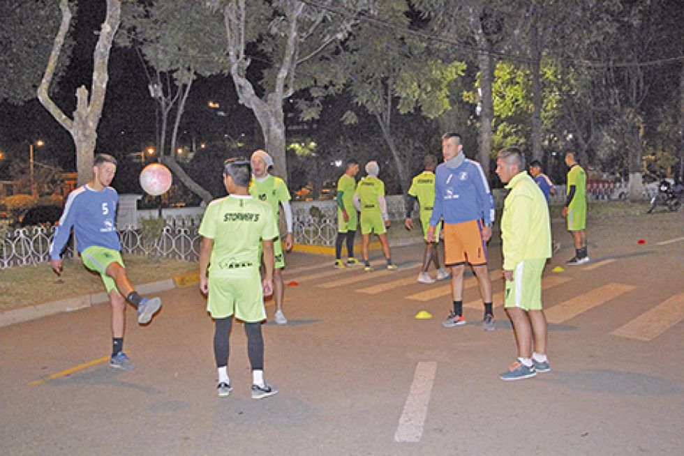 El Decano del fútbol chuquisaqueño retornó a las prácticas el pasado lunes; Anoche, trabajó la parte física en el Parque Bolívar.