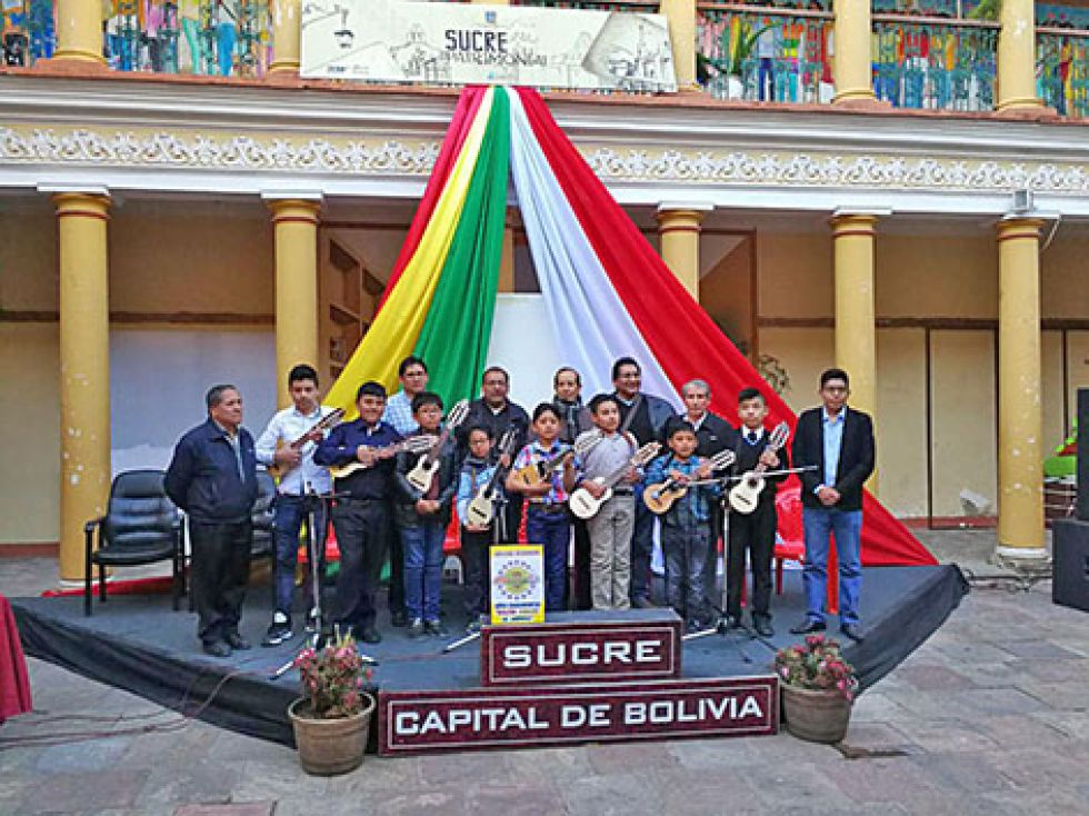 INVITACIÓN. Los niños de la orquesta de Chuquisaca con los maestros del charango, en Sucre.
