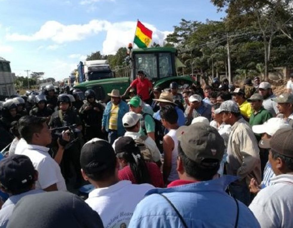 La tregua al bloqueo apenas permitió que un centenar de camiones pesados y buses lograran pasar.